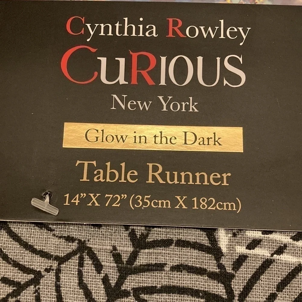 NWT!  CYNTHIA ROWLEY CURIOUS GLOW IN THE DARK SPIDERWEB HALLOWEEN TABLE RUNNER